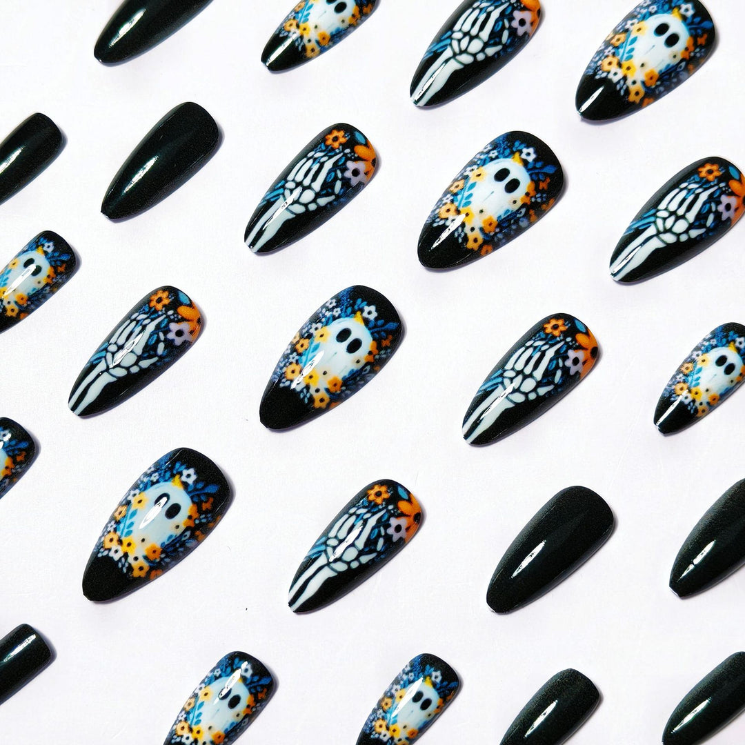Kunstnägel Im Kreativen Totenkopf-Design Karnz