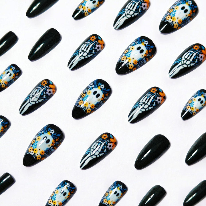 Kunstnägel Im Kreativen Totenkopf-Design Karnz