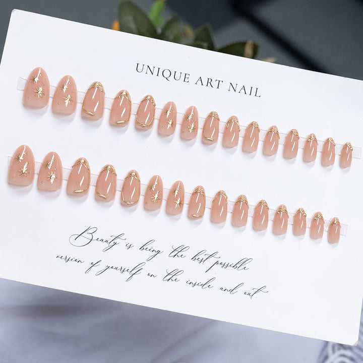 Elegante goldverzierte Press-On-Nagelkunst