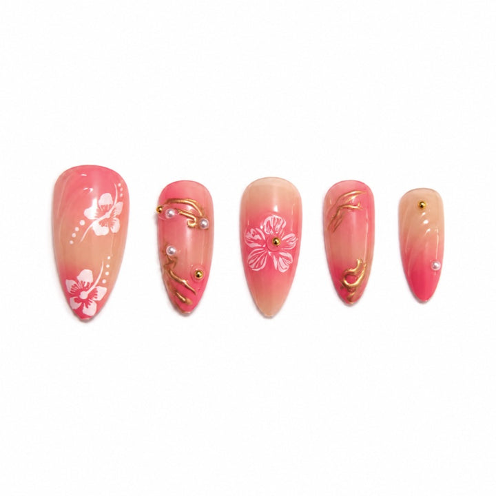 Kunstnägel mit Floralen Verzierungen und Goldakzenten Karnz
