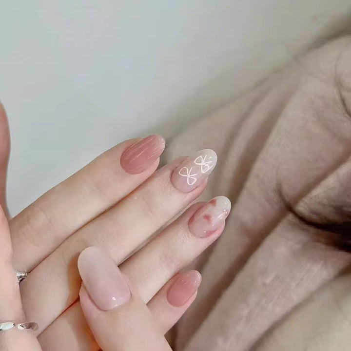 Künstlerisches Press-On-Nagelset mit floralen und glänzenden Akzenten Karnz