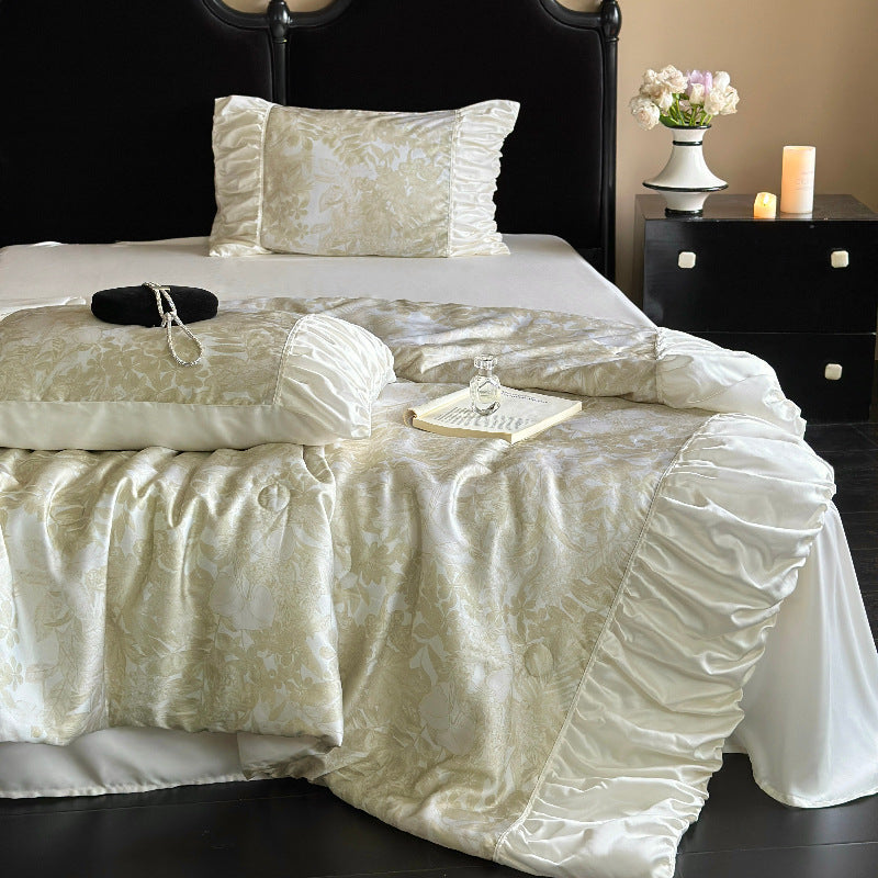Bettgarnitur aus Satin-Jacquard mit gerafftem Volant und edlen Kissenbezügen