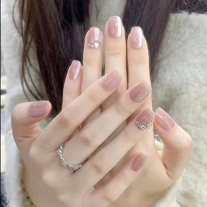 Glitzernde Kunstnagelspitzen mit eleganten Details Karnz