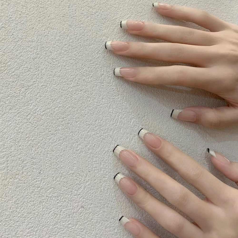 Französische Tipp Press-On Nägel mit eleganten schwarzen Details Karnz