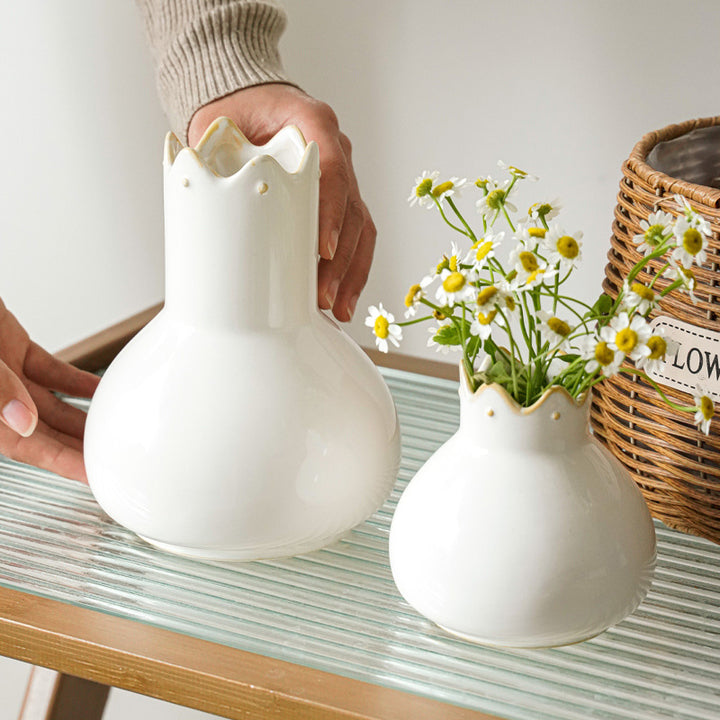 Elegante Keramikvase mit gewelltem Rand Karnz