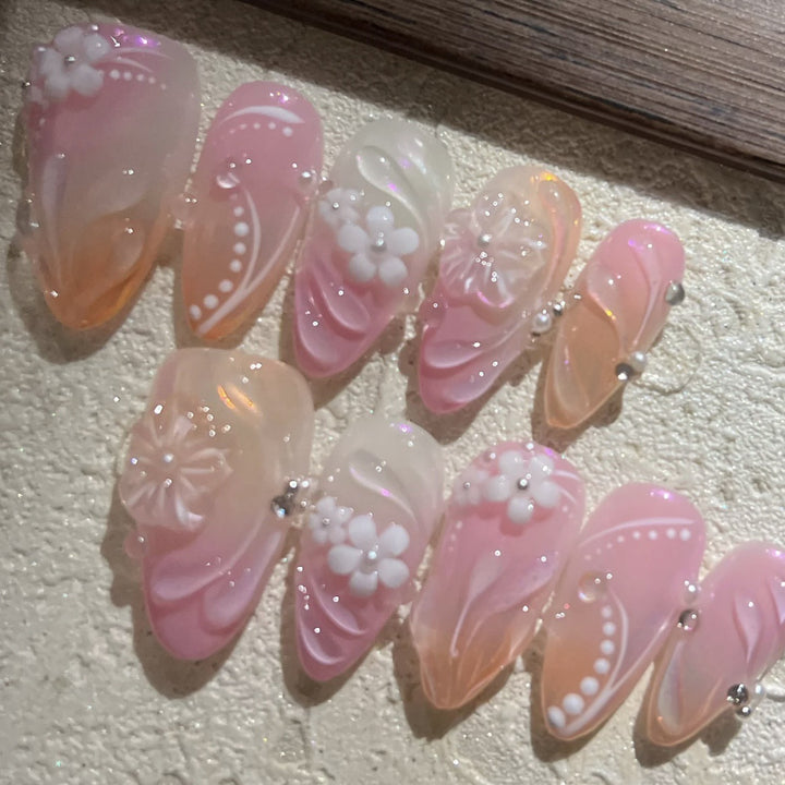 Künstlerisches Press-On-Nagelset mit eleganten Mustern