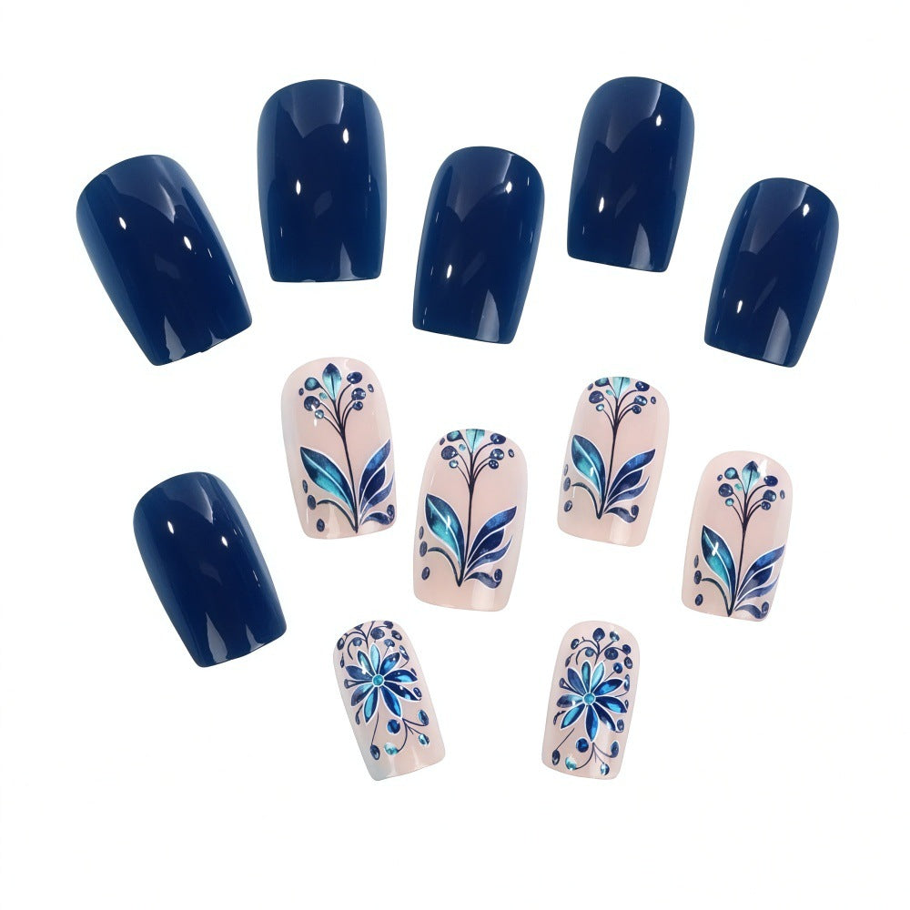 Kunstnägel mit floralen Details Karnz