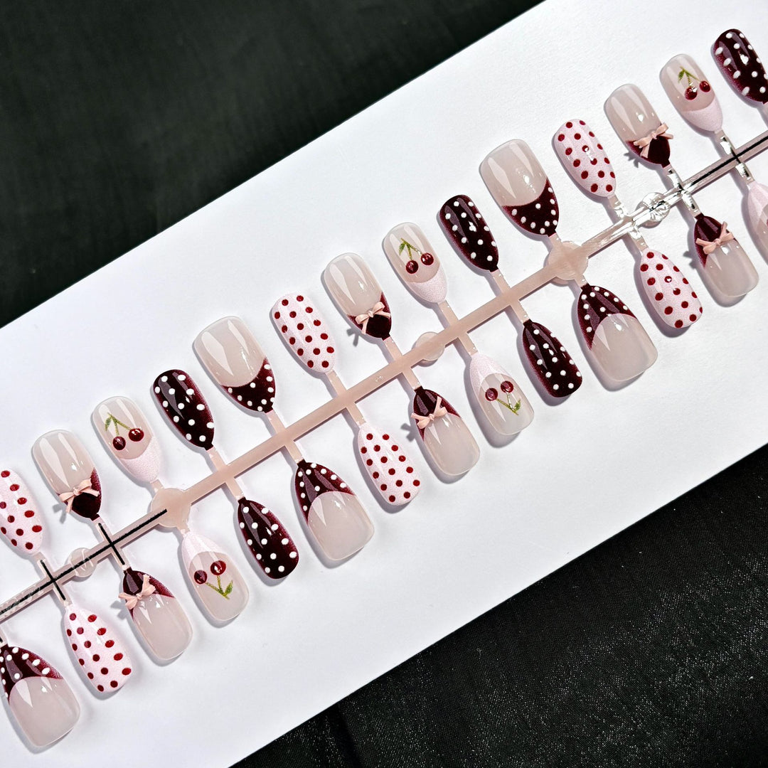 Künstlerisches Blumen- und Pünktchen-Press-On-Nagelset