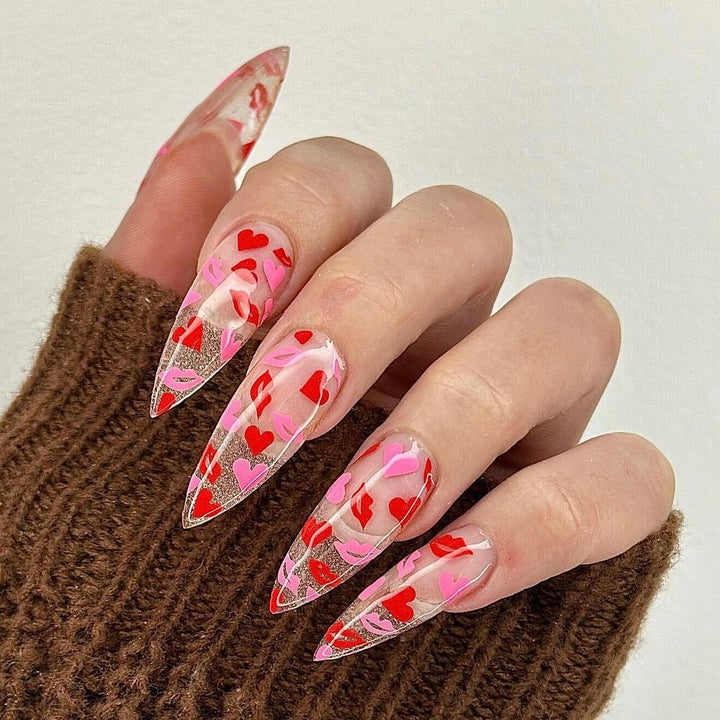 Kunstnägel mit romantischen Lippen- und Herzmotiven Karnz