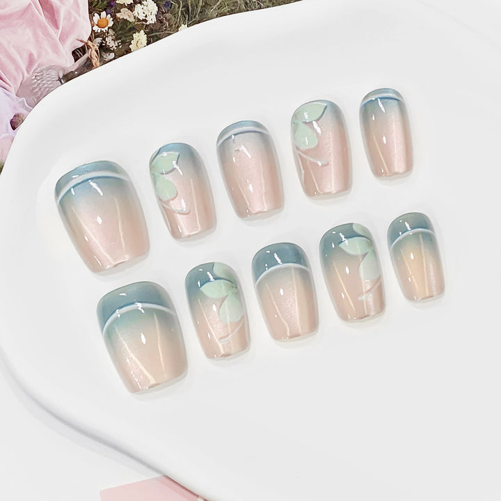Kunstnägel mit elegantem Blumendesign Karnz
