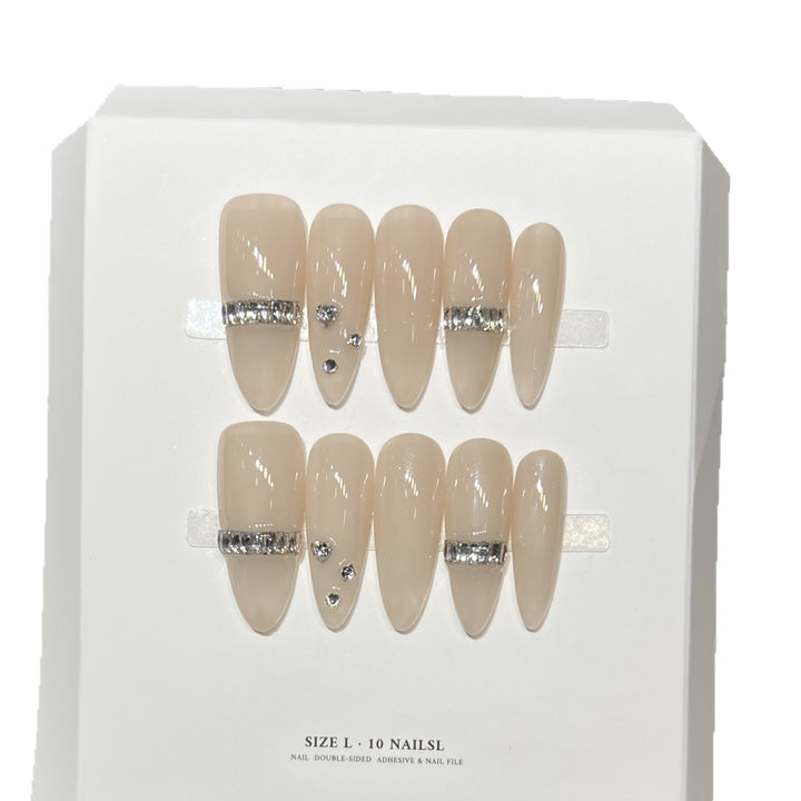 Elegantes Stiletto Press-On Nagelset mit Diamantakzenten Karnz