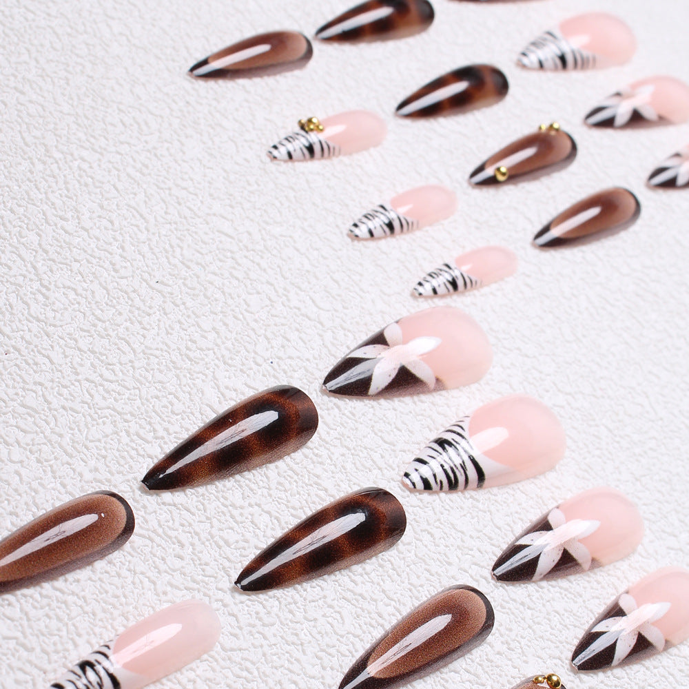 Künstlerische Stiletto Press-On Nägel Karnz