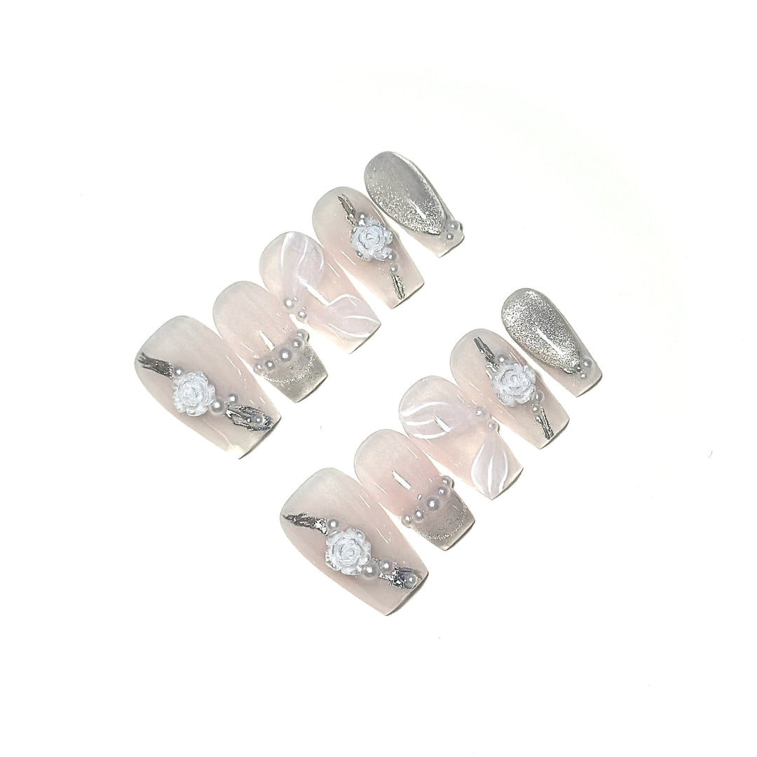 Elegantes Press-On-Nagelkunst-Set mit floralen und perlmuttartigen Akzenten