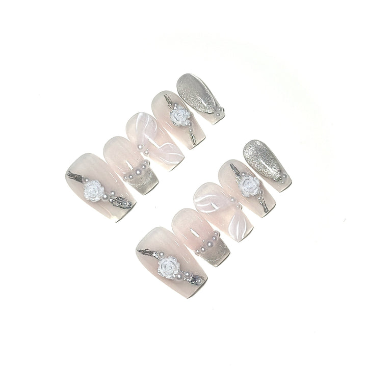 Elegantes Press-On-Nagelkunst-Set mit floralen und perlmuttartigen Akzenten