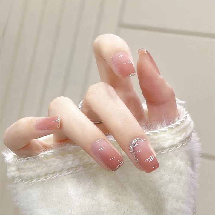 Elegante Ombre Press-On Nagelset mit dekorativen Strassakzenten Karnz
