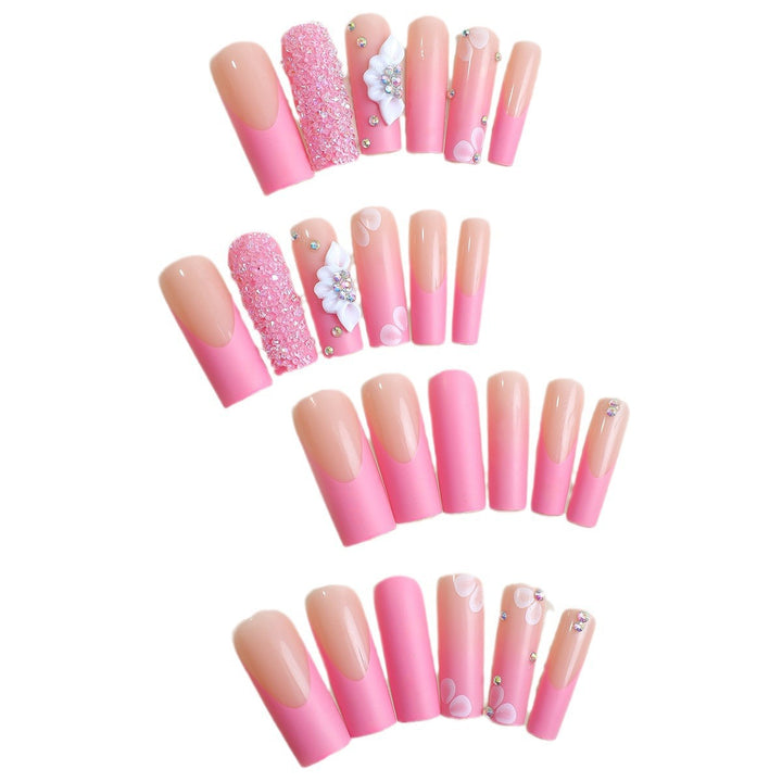Kunstnagelset mit funkelnden Glitzer- und zarten Blumendekoren Karnz