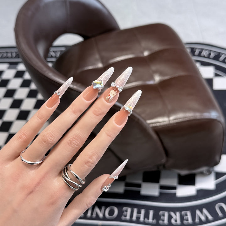 Glamouröse Stiletto Press-On Nagelkunstset mit eleganten dekorativen Elementen Karnz