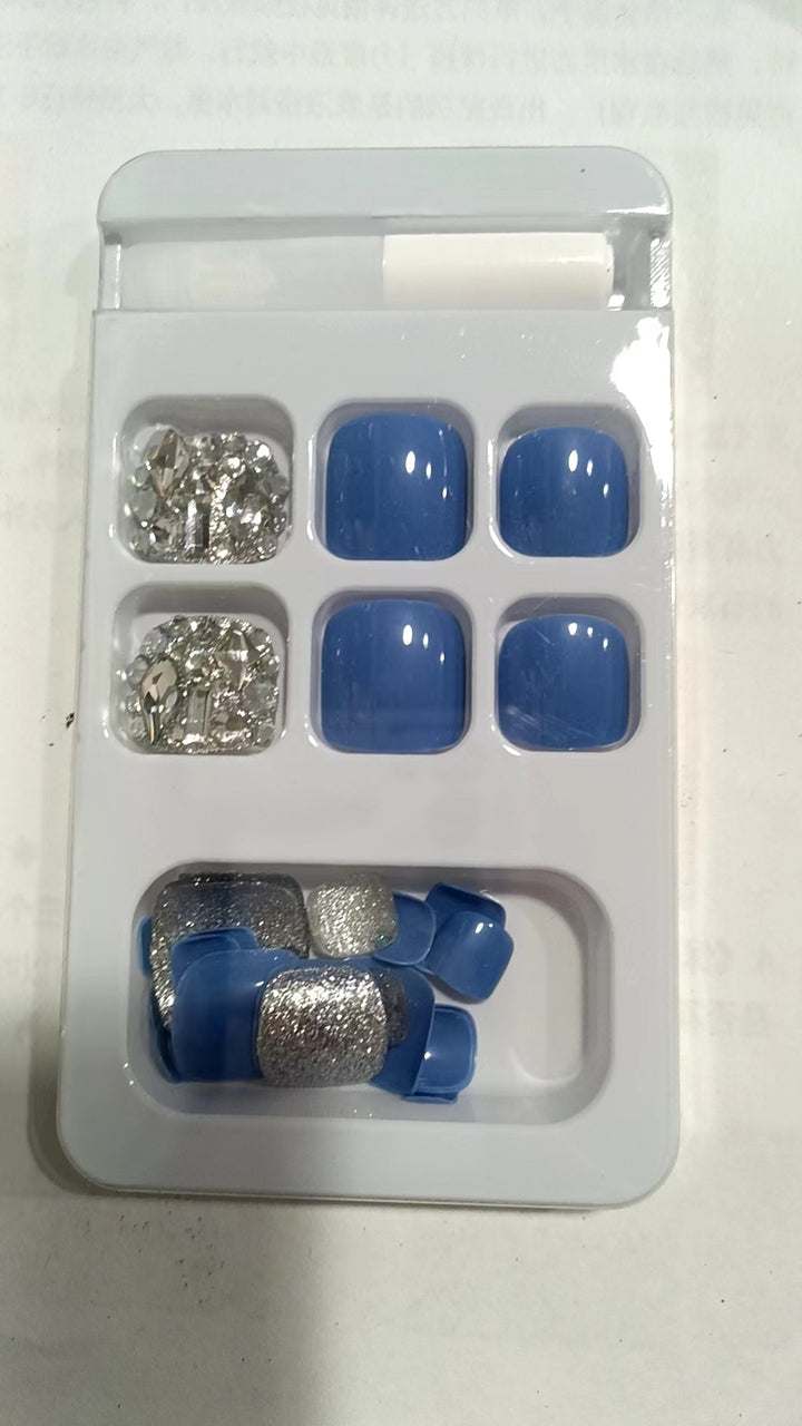 Dekoratives Press-On Nagelset mit Strassakzenten Karnz