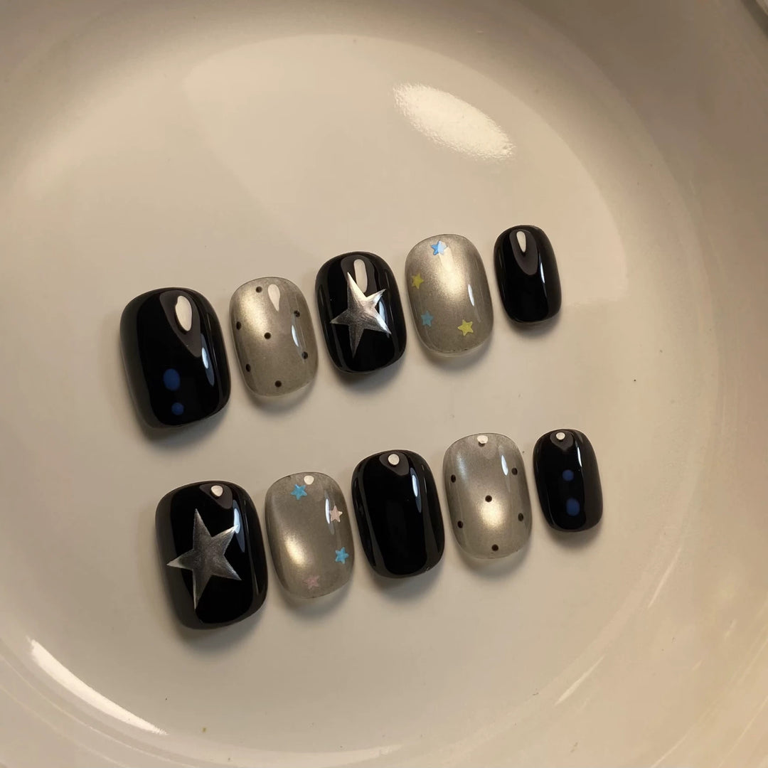 Künstlerisches Press-On Nagelset mit himmlischen Designs