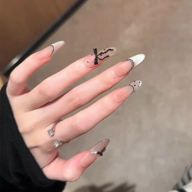 Künstlerisches Press-On-Nagel-Set mit elegantem Bogen und Musterdetails Karnz