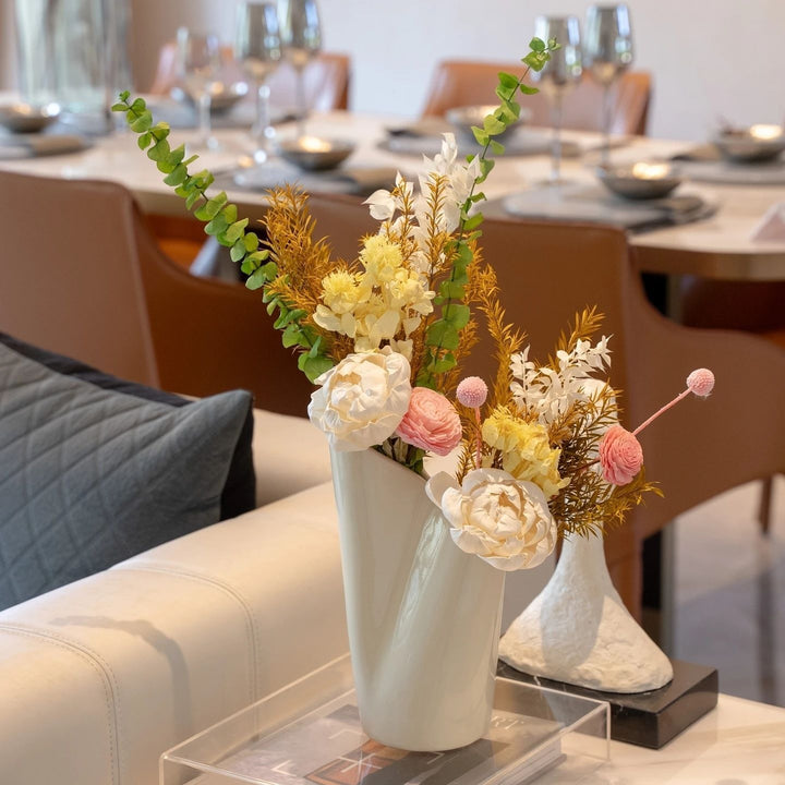 Elegante getrocknete Blumenarrangement in zeitgenössischer Vase
