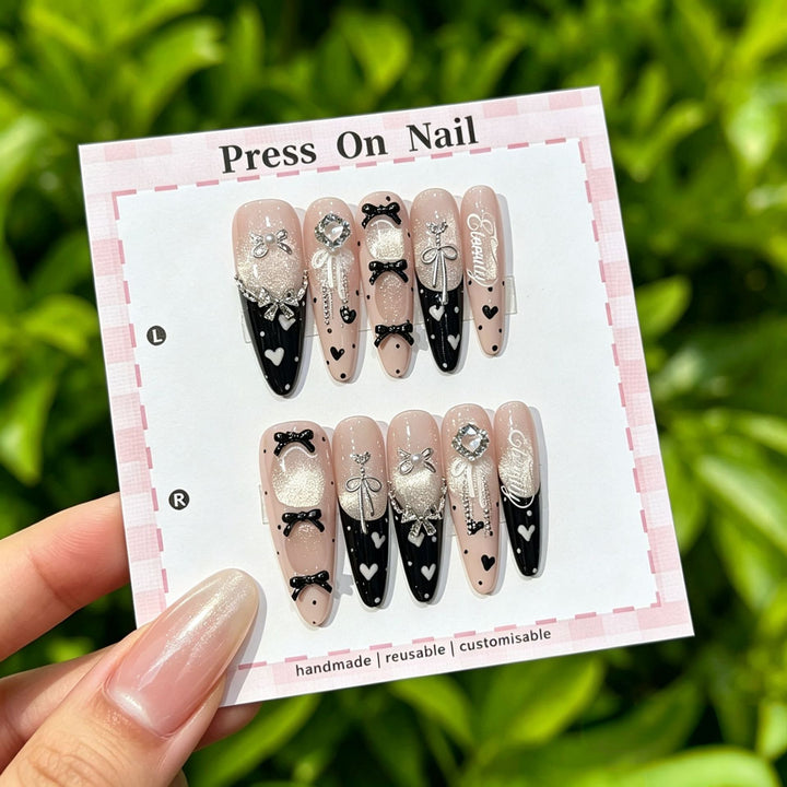 Dekoratives Press-On Nagelkunst-Set mit Kreuz- und Edelsteinakzenten