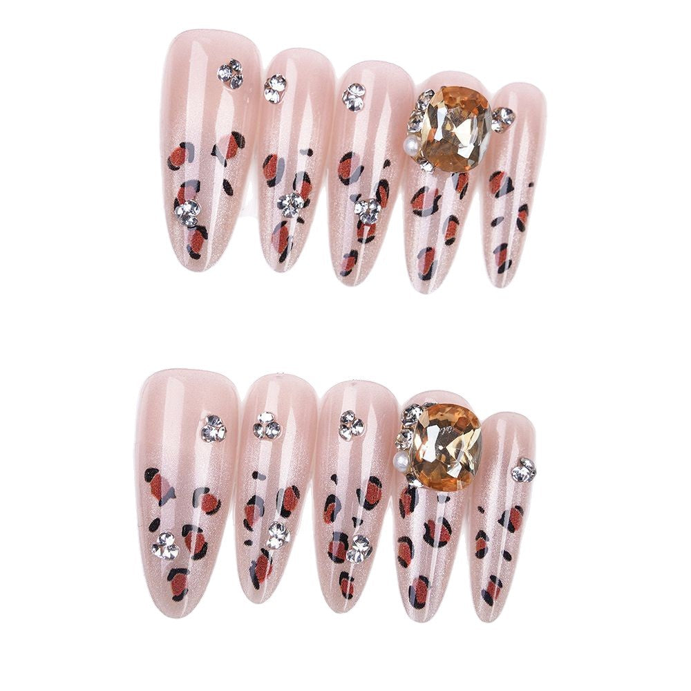Kunstnägel mit Elegantem Leo-Motiv und Glitzerdetails Karnz