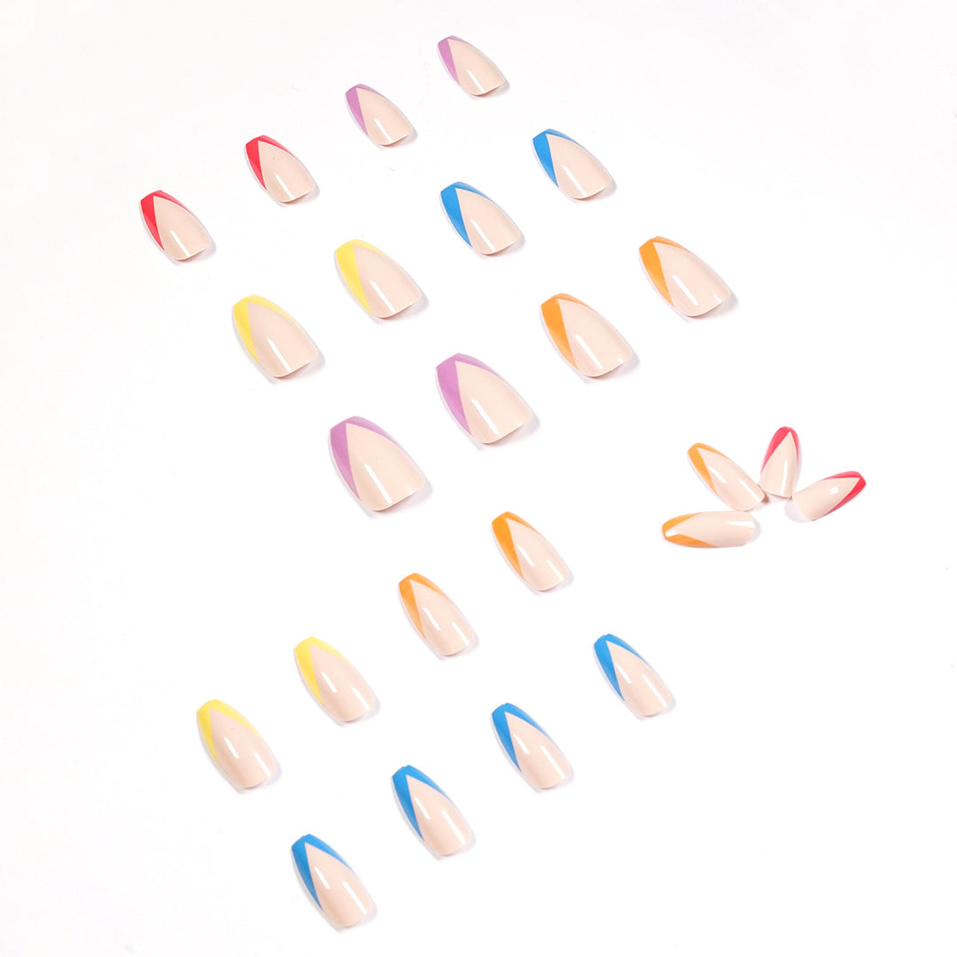 Künstliche Nagelkunst mit bunten Spitzen und eleganten akzentuierten Designs Karnz