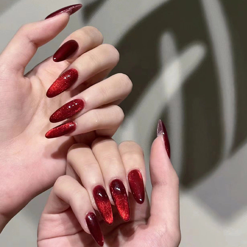 Kunstvolle Stiletto-Nägel mit Glitzer und Glamour Karnz