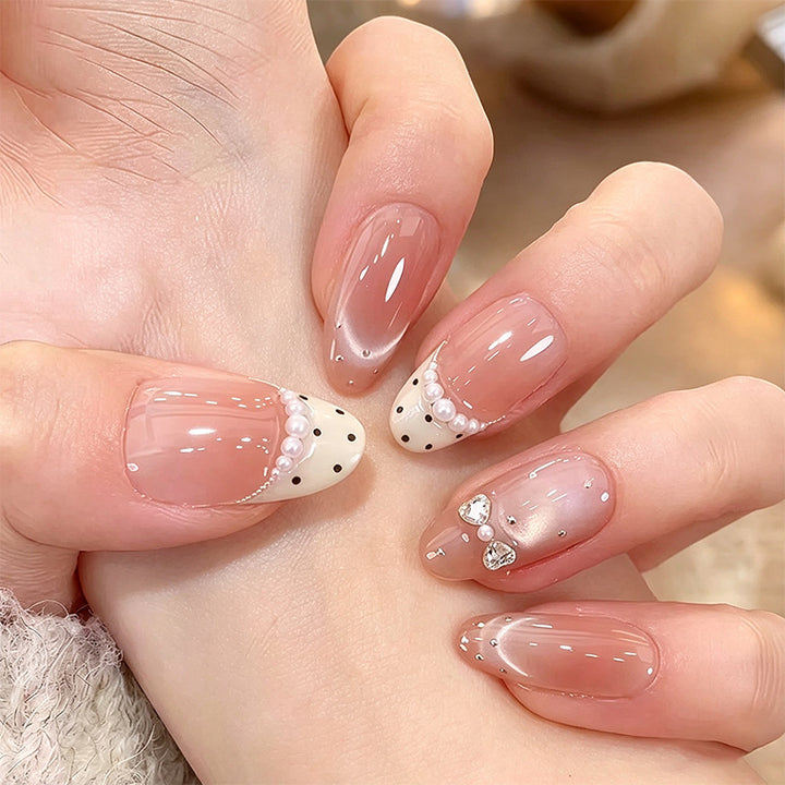 Kunstnagelset mit eleganten Glitzerakzenten Karnz
