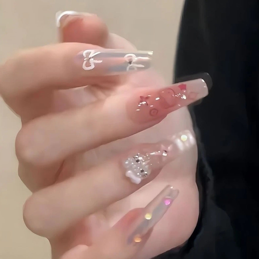 Künstlerische Press-On-Nagelverlängerungen mit floralen Verzierungen Karnz