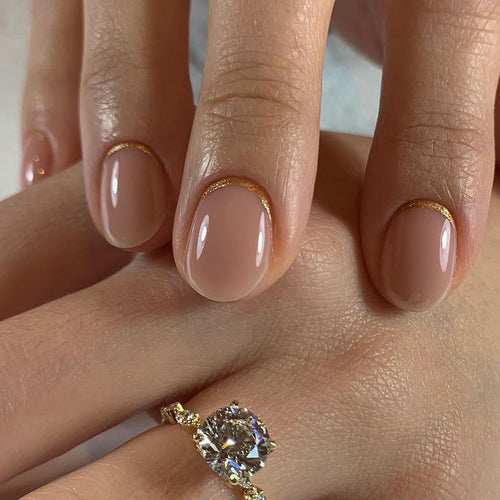 Elegante Nagelkunst im modernen French-Tip Stil Karnz