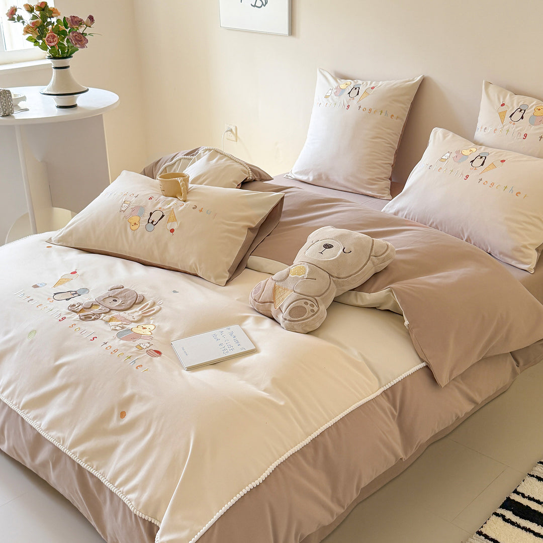 Kinderbettwäsche-Set aus gesticktem Baumwoll-Percale mit plüschigem Bären-Applikation und dekorativen Kissenbezügen