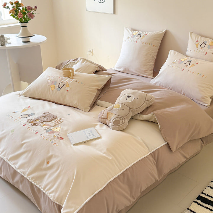 Kinderbettwäsche-Set aus gesticktem Baumwoll-Percale mit plüschigem Bären-Applikation und dekorativen Kissenbezügen