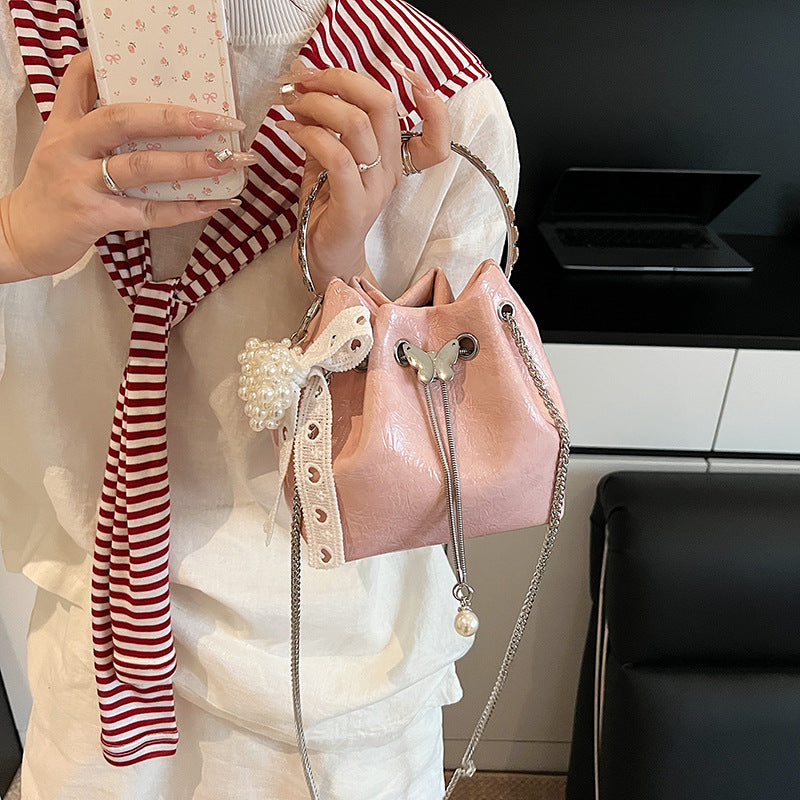 Stylische Handtasche mit Schmetterlingsdetail Karnz