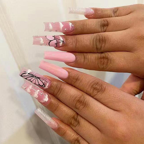 Kunstnagelset mit romantischen Schmetterlingsdesigns und Glitzerakzenten Karnz
