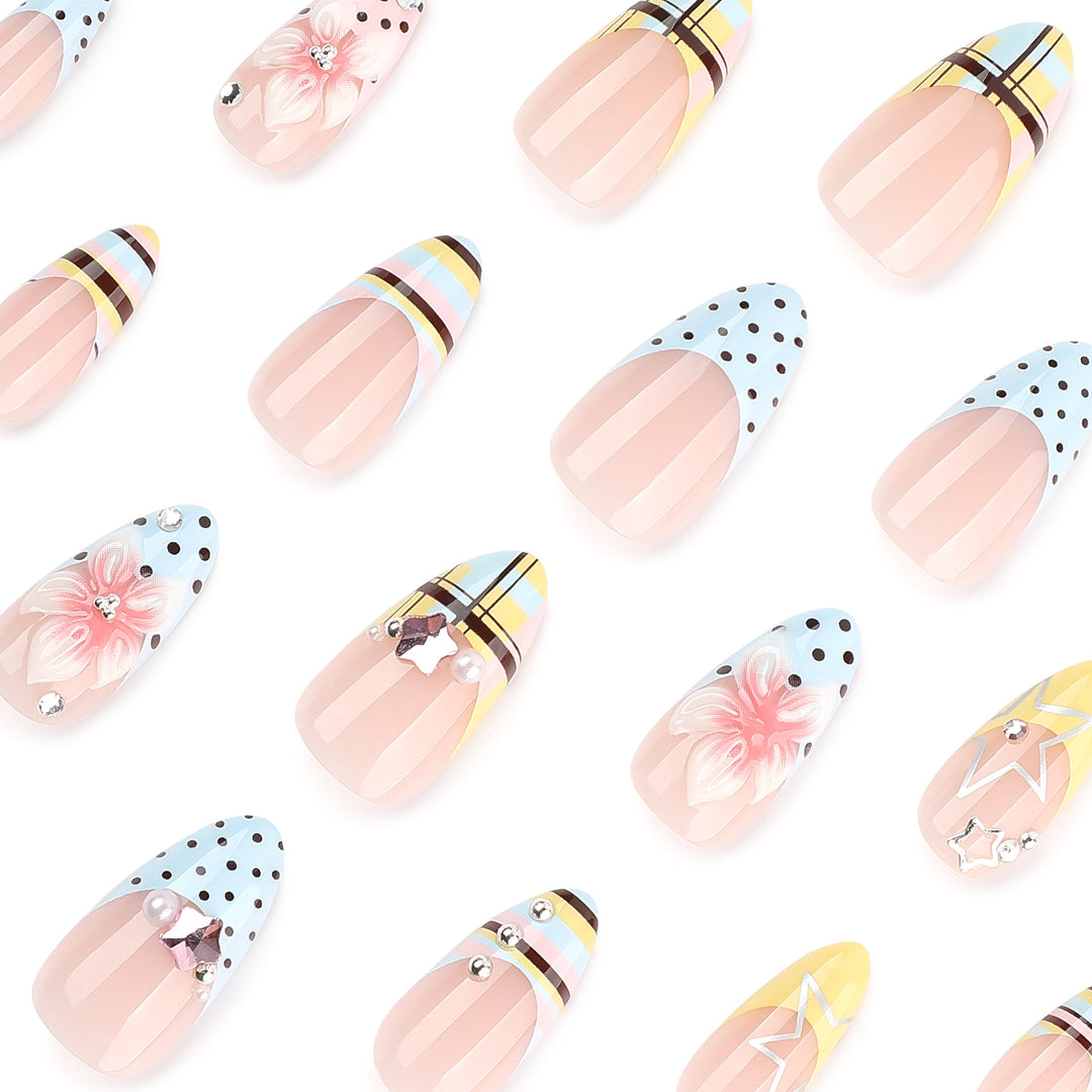 Kreative Nageldesigns mit floralem Akzent und Glitzer Karnz