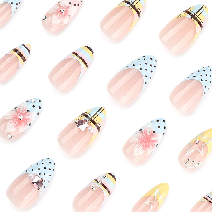 Kreative Nageldesigns mit floralem Akzent und Glitzer Karnz