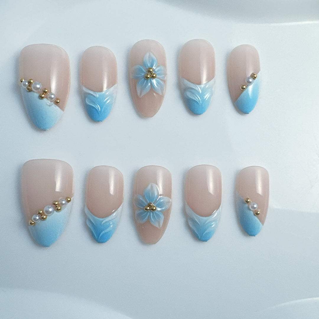Elegante Kunstnägel mit blumigen Akzenten Karnz