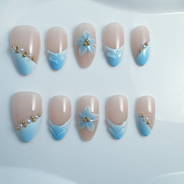Elegante Kunstnägel mit blumigen Akzenten Karnz