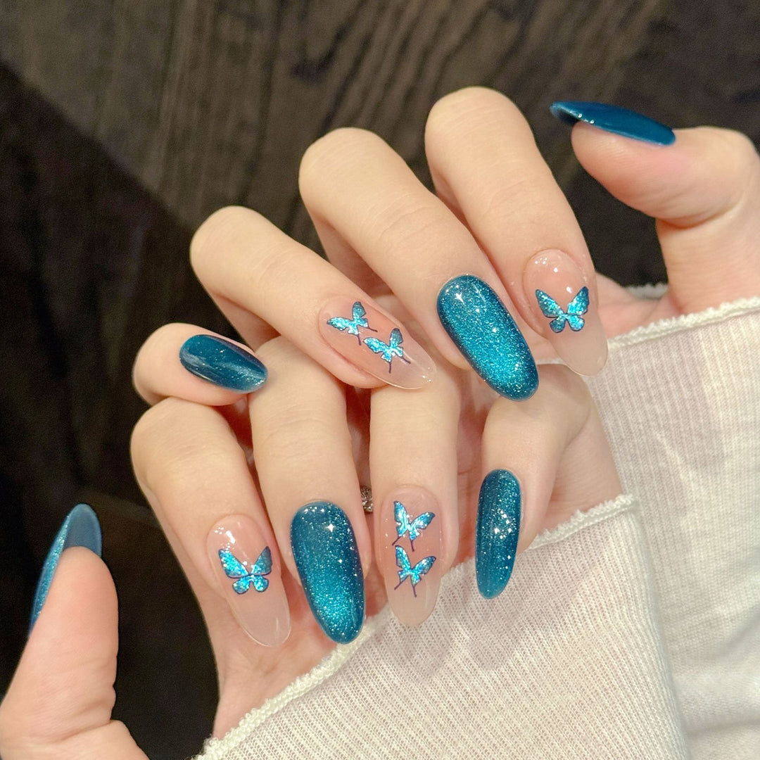 Dekoratives Press-On Nagelkunst Set mit glitzernden Schmetterlingsakzenten