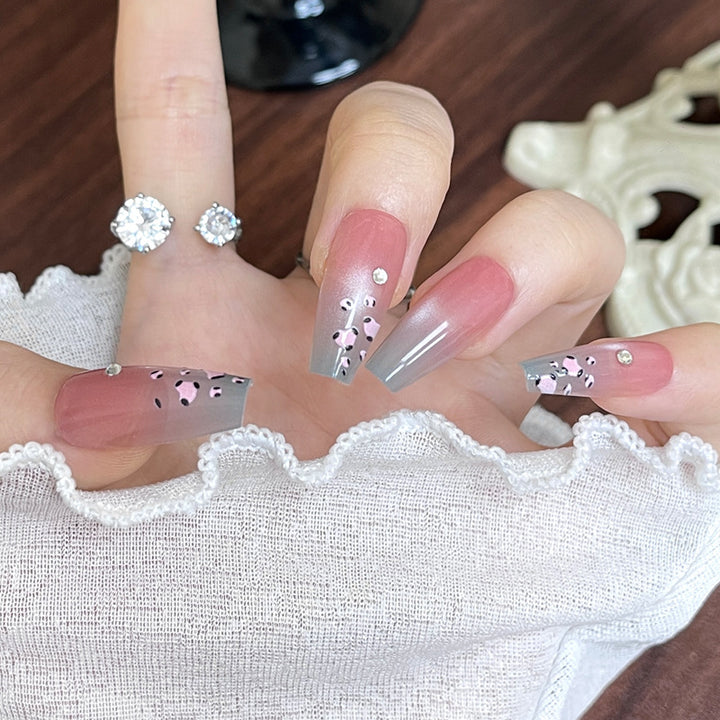 Künstlerisches Nageldesign mit eleganten floralen Akzenten Karnz
