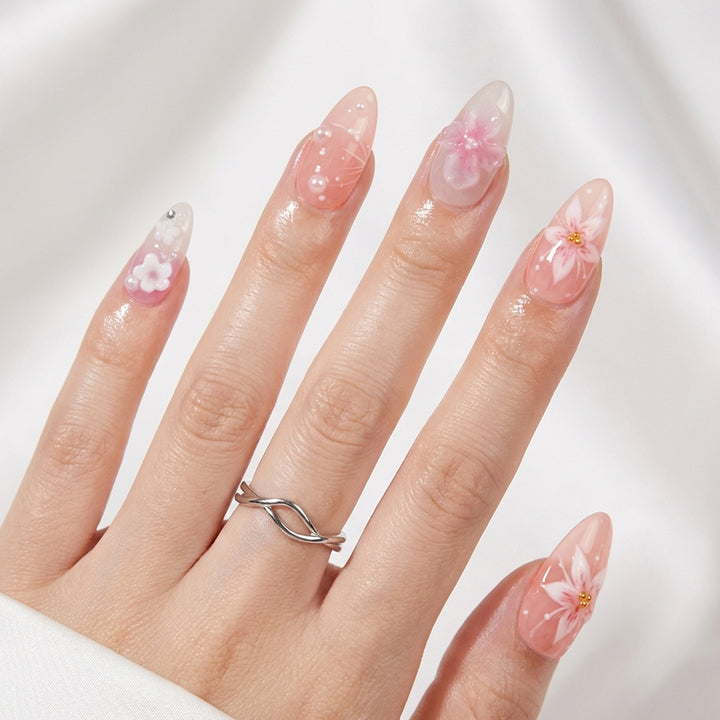 Kunstvolle und kreative Nagelverlängerungen mit floralen Akzenten Karnz