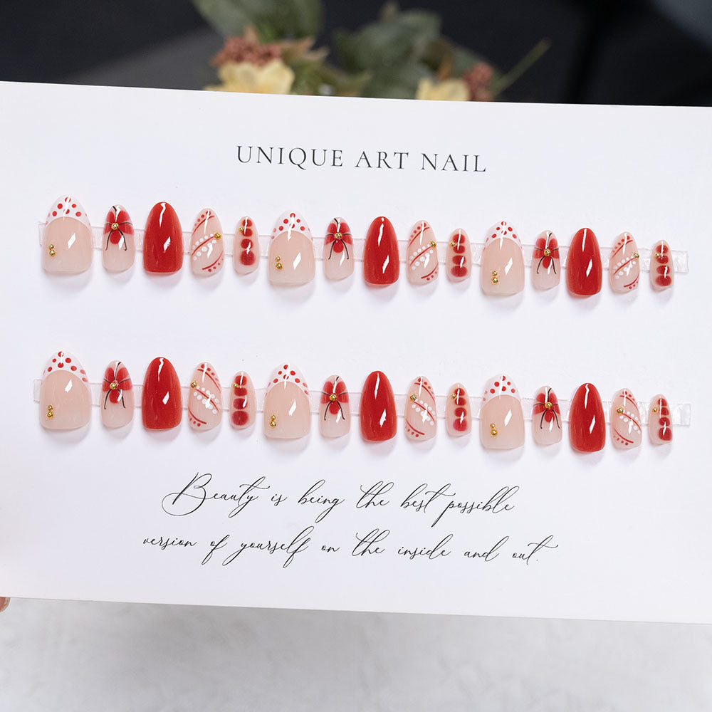 Künstlerisches Press-On-Nagelset mit floralen und geometrischen Mustern