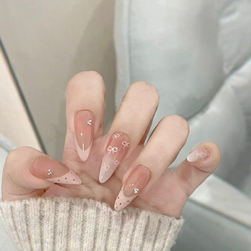 Elegante Kunstvoll Gestaltete Nagelverlängerungen Karnz