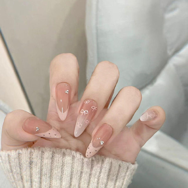 Elegante Kunstvoll Gestaltete Nagelverlängerungen Karnz