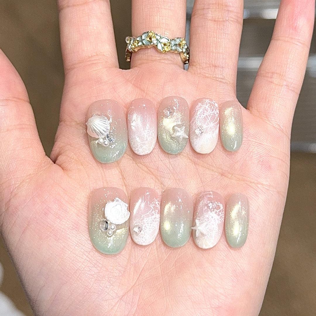 Künstliche Nagelspitzen mit Maritimem Design und Glitzereffekten Karnz