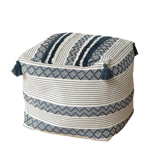 Geflochtener quadratischer Bodensitzpouf mit Quasten und gewebtem Ethno‑Muster