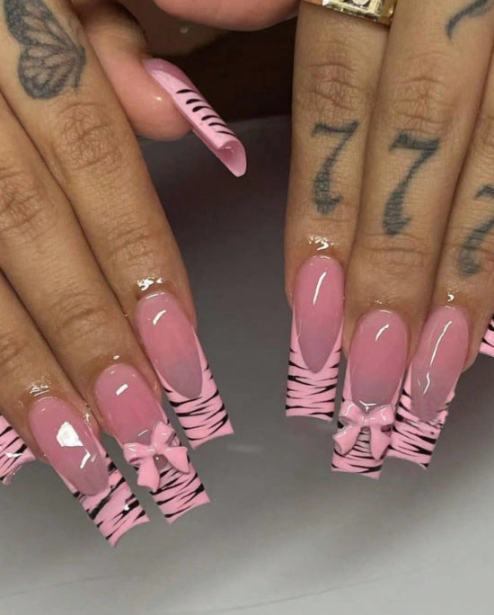 Künstlerische Zebra-Print-Nagelerweiterungen Karnz