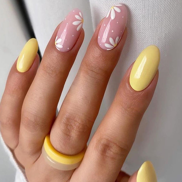 Kunstvolle Nagelkunst mit Floralen Akzenten Karnz
